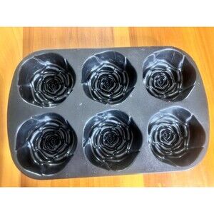 Nordic Ware Rose Bud Pan. 6 Cup Capacity.